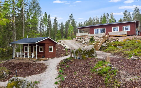 Vintteri: Sommerhus, Land Lot, Hældning, Lærk, Bjælkehytte, Garden Bygninger, Gård, Veranda, Sidespor