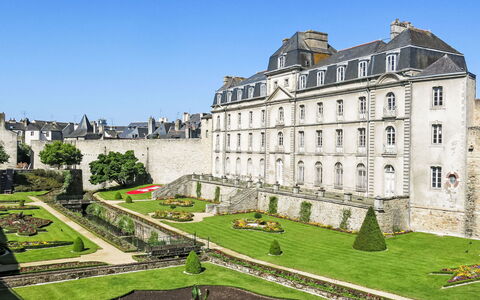 T2 avec Balcon,Calme et Près du Port: Facade, Estate, Palads, Have, Mansion, Statelig Hjem, Officielle Residens, Lawn, Landscaping