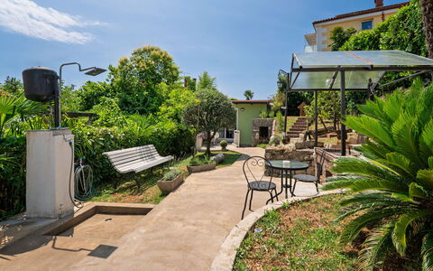 Villa Nika: Busk, Have, Skygge, Landscaping, Backyard, Gård, Blomsterkrukke, Eco Hotel, Udvej