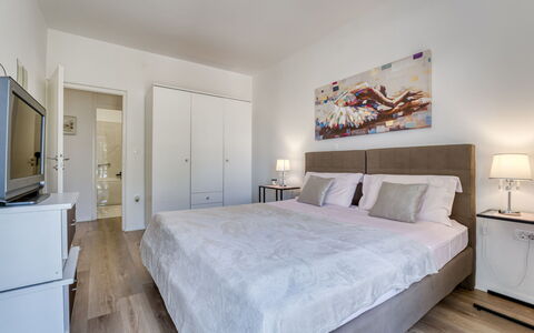 Villa Nika: Møbel, Seng, Indretning, Gulvbelægning, Etage, Soveværelse, Værelse, Træ, Loft, Sengetøj