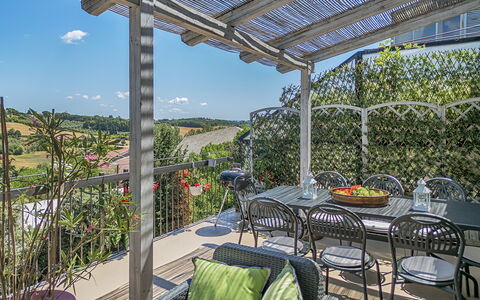 Casamia Tuscan Oasis: 4Br Panoramic Penthouse, Sky: Udendørs Møbler, Skygge, Stol, Have, Altan, Eco Hotel, Udendørs Bord, Gård, Gårdhave, Udendørs Struktur