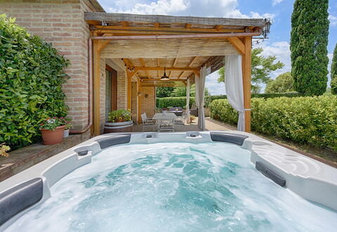 Capanna Di Elfo: Svømmepøl, Udvej, Møbel, Blomsterkrukke, Eco Hotel, Fritid, Stueplante, Udendørs Møbler, Badekar