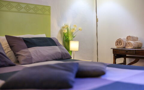 The Silent Courtyard Retreat: Spacious 2-Bedroom S: Seng, Møbel, Soveværelse, Sengetøj, Indretning, Sengetøj, Sengetøj, Værelse, Etage, Textile