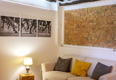 The Silent Courtyard Retreat: Spacious 2-Bedroom S: Væg, Indretning, Møbel, Gulvbelægning, Værelse, Hjem, Etage, Stue, Belysning, Couch