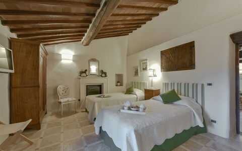 La Dimora del Chianti Dimora: Stunning Tuscan Vill: Væg, Møbel, Hjem, Lampe, Seng, Stol, Soveværelse, Stueplante, Billedramme, Hotel