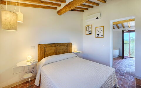 Marielena Authentic Chianti Retreat: Panoramic Vie: Væg, Indretning, Soveværelse, Gulvbelægning, Hjem, Etage, Seng, Loft, Møbel, Værelse