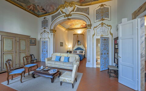 Elegant Suite: Florence Apartment with View on Med: Indretning, Møbel, Loft, Gulvbelægning, Værelse, Etage, Soveværelse, Stol, Stue, Molding