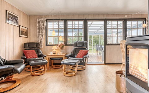 Thorir - 500M from the Sea: Møbel, Træ, Gulvbelægning, Indretning, Etage, Trægulve, Stol, Stue, Loft, Værelse