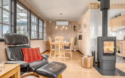 Thorir - 500M from the Sea: Møbel, Træ, Gulvbelægning, Indretning, Etage, Værelse, Stue, Trægulve, Stol, Loft