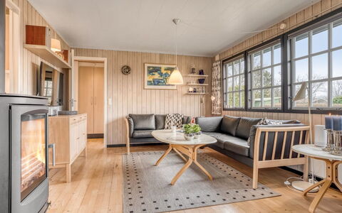 Thorir - 500M from the Sea: Møbel, Træ, Indretning, Gulvbelægning, Etage, Loft, Stue, Couch, Værelse, Hårdttræ