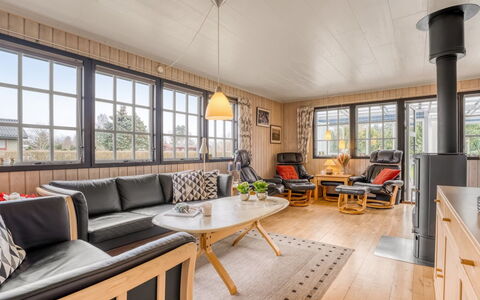 Thorir - 500M from the Sea: Træ, Møbel, Gulvbelægning, Indretning, Loft, Couch, Etage, Stue, Lejlighed, Værelse