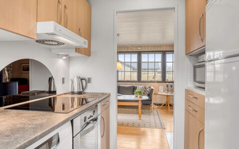 Thorir - 500M from the Sea: Møbel, Køkken, Indretning, Gulvbelægning, Countertop, Træ, Cabinetry, Etage, Køkken Apparat, Loft