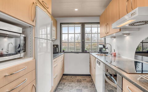 Thorir - 500M from the Sea: Køkken, Countertop, Cabinetry, Indretning, Gulvbelægning, Køkken Apparat, Møbel, Loft, Etage, Værelse