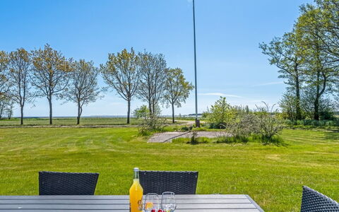 Ilsebeth - 400M from the Sea: Himmel, Græs, Land Lot, Almindeligt, Stol, Lawn, Have, Skygge, Sollys