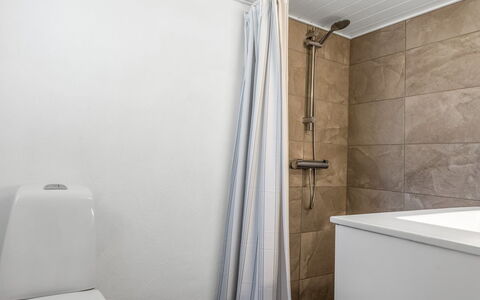 Ilsebeth - 400M from the Sea: Gulvbelægning, Etage, Badeværelse, Sanitærarmatur, Toilet, Toiletbræt, Indretning, Vvs, Værelse, Flise