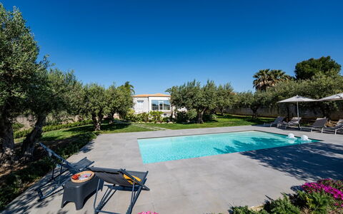 Villa Virginia: Blå, Svømmepøl, Udvej, Have, Skygge, Estate, Landscaping, Udendørs Møbler, Eco Hotel, Hacienda