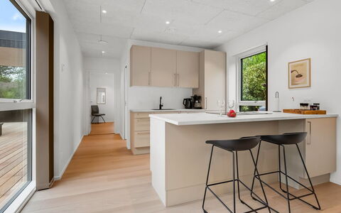Hortense - 900M from the Sea: Indretning, Gulvbelægning, Etage, Møbel, Trægulve, Væg, Køkken, Countertop, Træ, Loft
