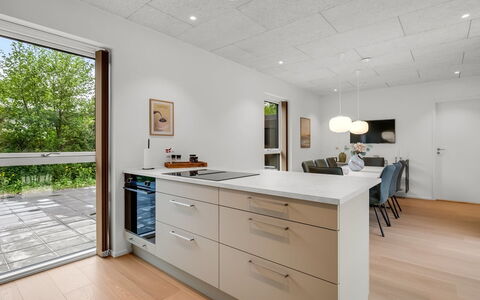 Hortense - 900M from the Sea: Indretning, Gulvbelægning, Etage, Loft, Træ, Møbel, Countertop, Køkken, Værelse, Lysarmatur