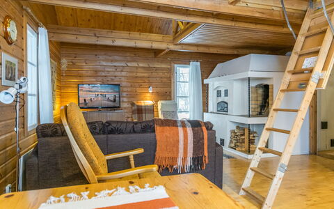 Karinkunnas: Svømmepøl, Bjergkæde, Eco Hotel, Udvej, Estate, Dal, Villa, Landscaping, Ferieby, Backyard