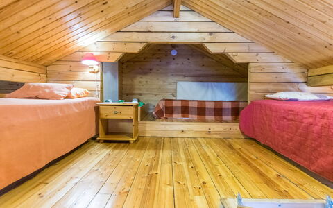 Karinkunnas: Svømmepøl, Bjergkæde, Eco Hotel, Udvej, Estate, Dal, Villa, Landscaping, Ferieby, Backyard