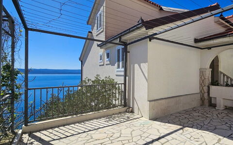Omiš 902: Altan, Gelænder, Skygge, Hegn, Veranda, Trappe, Baluster, Villa, Home Fencing, Dæk