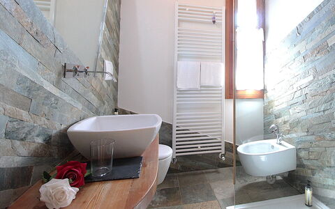 Villa Montello Pool, Jacuzzi, Ac, Wifi, Treviso: Gulvbelægning, Etage, Indretning, Sanitærarmatur, Flise, Badeværelse, Loft, Tap, Vvs, Stenmur