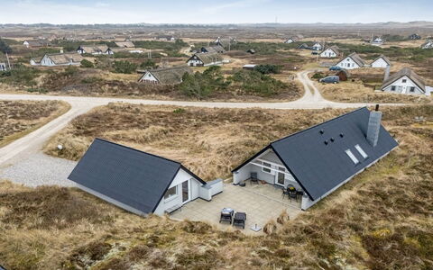 Jelisaveta - 500M from the Sea: Møbel, Indretning, Gulvbelægning, Etage, Loft, Værelse, Stol, Bord, Lejlighed, Køkken & Spisebord