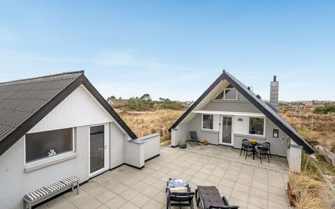 Jelisaveta - 500M from the Sea: Møbel, Indretning, Gulvbelægning, Etage, Loft, Værelse, Stol, Bord, Lejlighed, Køkken & Spisebord