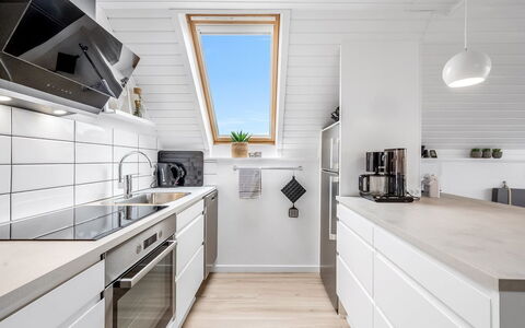 Jelisaveta - 500M from the Sea: Møbel, Indretning, Gulvbelægning, Etage, Loft, Værelse, Stol, Bord, Lejlighed, Køkken & Spisebord