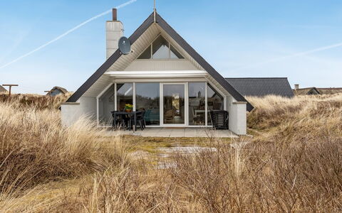 Jelisaveta - 500M from the Sea: Møbel, Indretning, Gulvbelægning, Etage, Loft, Værelse, Stol, Bord, Lejlighed, Køkken & Spisebord