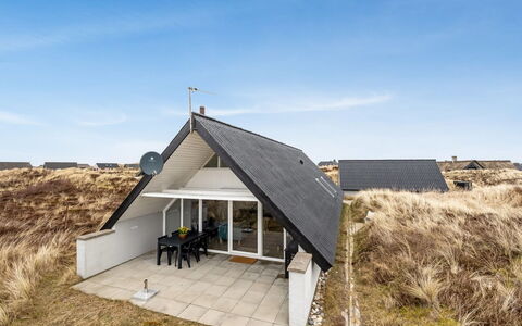 Jelisaveta - 500M from the Sea: Møbel, Indretning, Gulvbelægning, Etage, Loft, Værelse, Stol, Bord, Lejlighed, Køkken & Spisebord