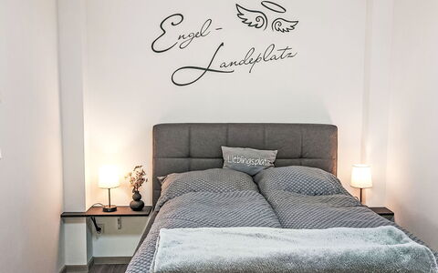 Engel-Landeplatz: Seng, Soveværelse, Sengetøj, Møbel, Sengetøj, Indretning, Sengetøj, Throw Pillow, Bed Frame, Pude