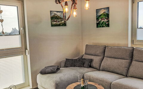 Engel-Landeplatz: Møbel, Indretning, Gulvbelægning, Stue, Hjem, Etage, Couch, Værelse, Trægulve, Throw Pillow
