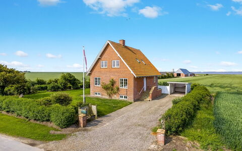 Freja - 12Km from the Sea: Estate, Skygge, Indkørsel, Stuehus