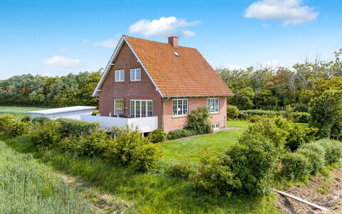Freja - 12Km from the Sea: Estate, Skygge, Indkørsel, Stuehus