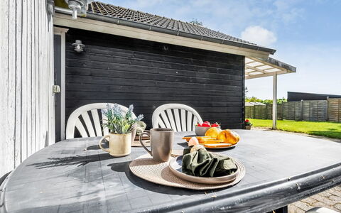 Terttu - 250M from the Sea: Træ, Hjem, Veranda, Dæk, Hårdttræ, Tag, Bejdse, Trægulve, Eco Hotel