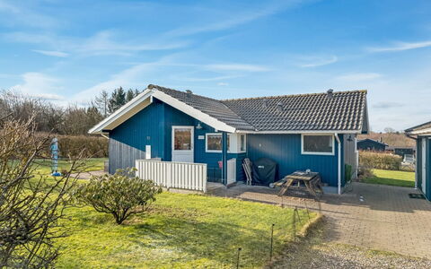 Anline - 600M to the Fjord: Indretning, Loft, Lejlighed, Gulvbelægning, Møbel, Etage, Værelse, Belysning, Hjem, Couch