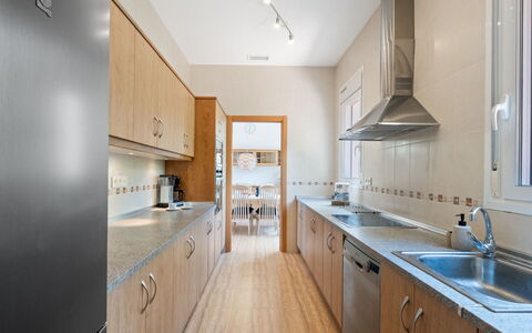 Vista Bernia: Køkken, Countertop, Cabinetry, Gulvbelægning, Træ, Større Bandage, Køkkenvask, Etage, Køkken Apparat, Indretning