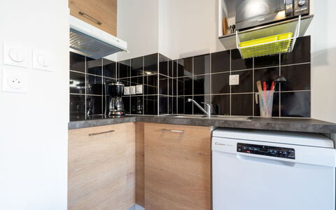 La Dune: Køkken, Køkken Apparat, Countertop, Større Bandage, Indretning, Gulvbelægning, Cabinetry, Etage, Værelse, Husholdningsapparat
