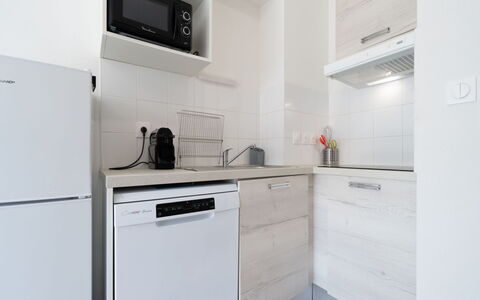 La Dune: Indretning, Større Bandage, Gulvbelægning, Etage, Cabinetry, Værelse, Køkken Apparat, Countertop, Køkken, Loft
