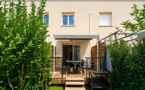 La Dune: Have, Skygge, Backyard, Gård, Udendørs Møbler, Stol, Landscaping, Veranda, Gårdsplads, Altan