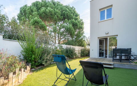 La Dune: Boligområde, Hjem, Have, Land Lot, Lawn, Gård, Landscaping, Skygge, Backyard, Udendørs Møbler