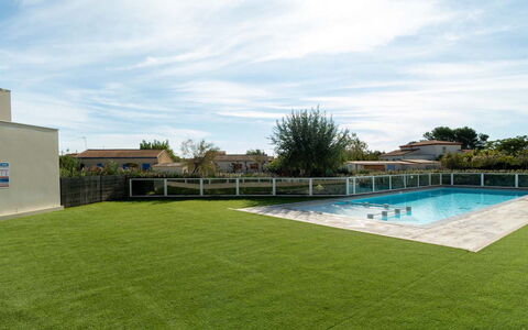 La Dune: Græs, Svømmepøl, Have, Land Lot, Lawn, Skygge, Landscaping, Backyard, Kunstgræs