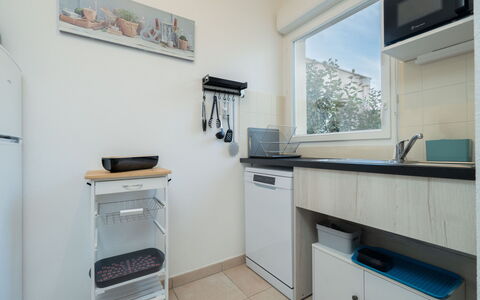 La Dune: Større Bandage, Køkken, Køkken Apparat, Indretning, Countertop, Møbel, Gulvbelægning, Værelse, Cabinetry, Etage