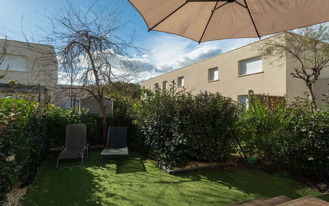La Dune: Busk, Have, Backyard, Skygge, Gård, Landscaping, Udendørs Møbler, Lawn, Gårdsplads, Eco Hotel