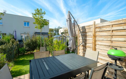 La Dune: Møbel, Udendørs Møbler, Stol, Skygge, Udendørs Bord, Have, Dæk, Gårdhave, Hårdttræ, Eco Hotel