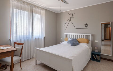 La Casa del Saggio: Seng, Møbel, Indretning, Soveværelse, Sengetøj, Væg, Etage, Gulvbelægning, Sengetøj, Loft