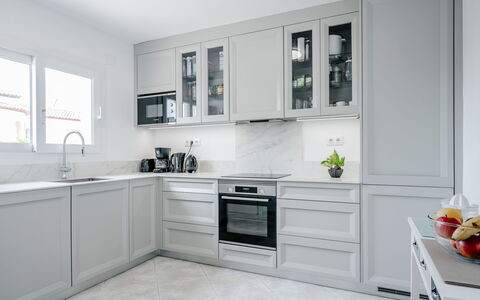 Aurora Boreal: Køkken, Cabinetry, Indretning, Køkken Apparat, Countertop, Gulvbelægning, Større Bandage, Belysning, Møbel, Skab