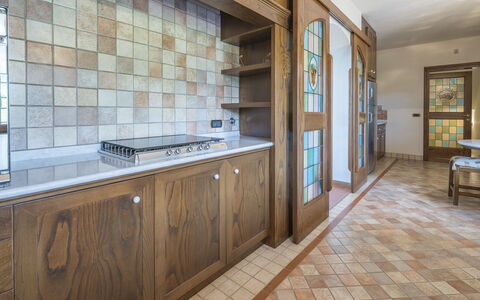 Villa Alessia Luxury: Gulvbelægning, Indretning, Træ, Køkken, Countertop, Etage, Loft, Cabinetry, Belysning, Møbel