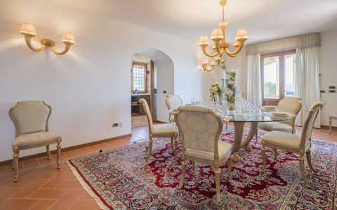 Villa Alessia Luxury: Indretning, Møbel, Gulvbelægning, Etage, Loft, Belysning, Værelse, Bord, Spisestue, Stol